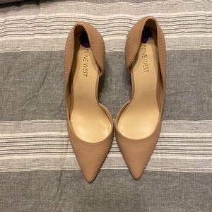 Nude pointy pumps